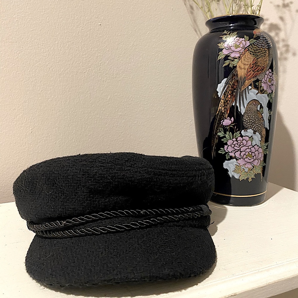 Black newsboy cap